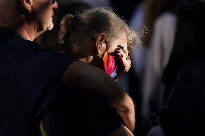 Una mujer llora durante la ceremonia, que arrancó con el desfile de una representación de los equipos de rescate, policías y bomberos y la interpretación del himno nacional por un coro de jóvenes.