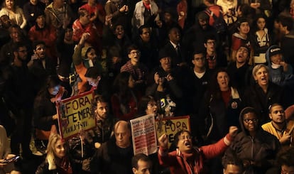 Manifestantes protestam em frente &agrave; casa do presidente Michel Temer, em SP, no dia 28 de abril 
 