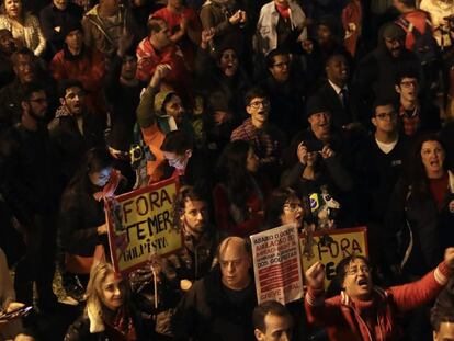 Manifestantes protestam em frente &agrave; casa do presidente Michel Temer, em SP, no dia 28 de abril 
 