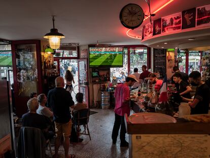 El interior de un bar en París el 19 de junio, durante un partido de Francia.