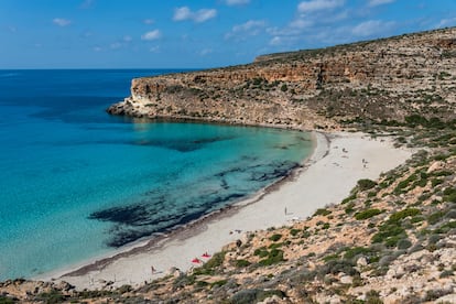 Spiaggia dei Conigli (Lampedusa, Italia). Tranquila y perfecta para relajarse, en esta playa las máximas son tomar el sol y disfrutar del agua. Hay mucha vida marina para observar e, incluso, es posible ver algo de fauna salvaje en la orilla. El estacionamiento es gratuito y es fácil llegar en transporte público. Eso sí, ha descendido del segundo puesto que logró el año pasado.