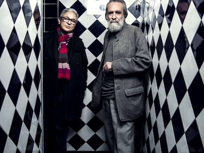 Dora García e Isidoro Valcárcel Medina, esta semana en los baños del cine Doré (Madrid).
