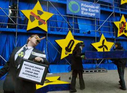 Unos manifestantes despliegan una pancarta en favor de las energías verdes junto a la sede del Consejo de la UE en Bruselas.