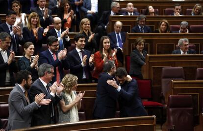 El líder de Ciudadanos, Albert Rivera, es abrazado por Juan Carlos Girauta y aplaudido por los diputados de su grupo en su estreno como orador en la tribuna del Congreso de los Diputados en marzo de 2016.