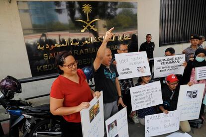 Periodistas indonesios protestan por la desaparición de Khashoggi en la embajada de Arabia Saudí en Jakarta.