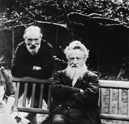 El artista y arquitecto William Morris (sentado a la derecha) y el pintor prerrafaelita Edward Coley Burne-Jones en 1890.