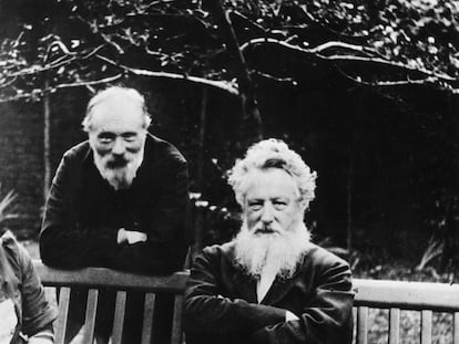 El artista y arquitecto William Morris (sentado a la derecha) y el pintor prerrafaelita Edward Coley Burne-Jones en 1890.