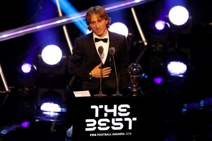 El jugador del Real Madrid, Luka Modric, recibe el premio a mejor jugador del año.