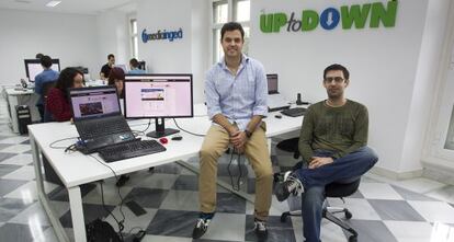 Luis Hernández (i) y José Domínguez (d), creadores de la empresa de descargas Uptodown.