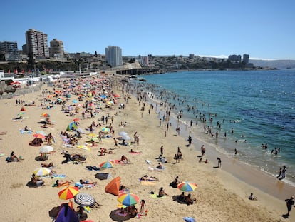 Turistas en la playa de Viña del Mar, Chile.