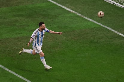 Messi celebra el gol de penalti. 