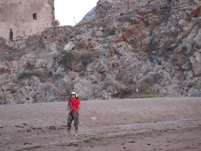 Un militar español, en la playa del Peñón de Vélez.