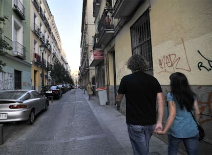 Una pareja pasea por la calle de San Lorenzo.