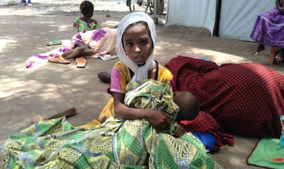 Una niña refugiada de República Centroafricana espera a ser atendida en el centro de Salud del campo de Maingama (al sur de Chad).