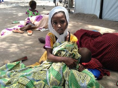 Una ni&ntilde;a refugiada de Rep&uacute;blica Centroafricana espera a ser atendida en el centro de Salud del campo de Maingama (al sur de Chad).