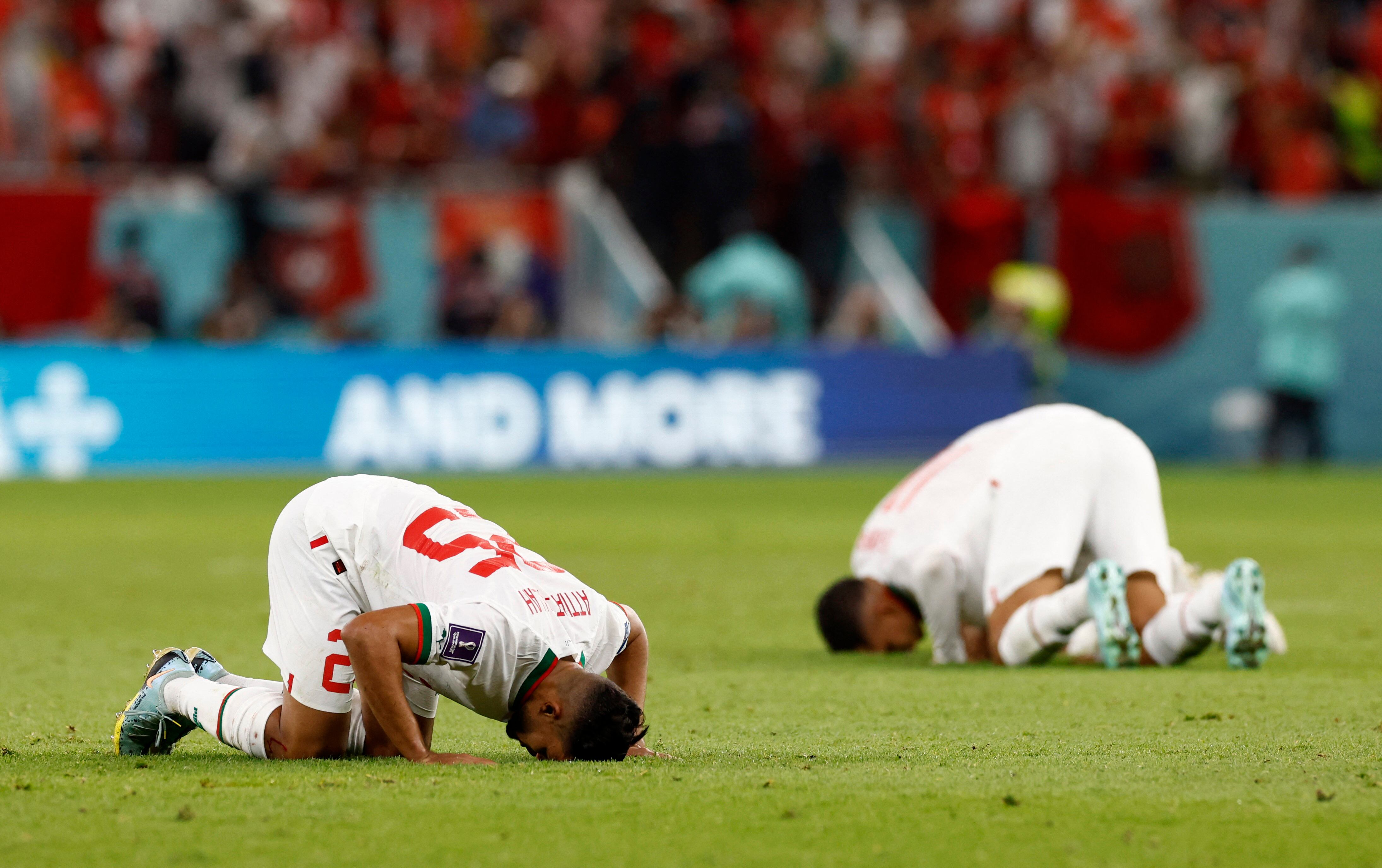 Yahya Attiat-Allah celebra en el césped del estadio Al Zumama de Doha (Qatar) la victoria de la selección de Marruecos frente a Bélgica.