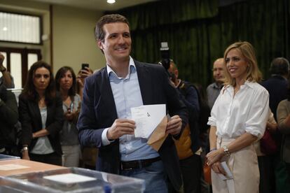 El presidente del PP, Pablo Casado, vota en el Colegio Nuestra Señora del Pilar, en Madrid. A la derecha, su esposa, Isabel Torres.