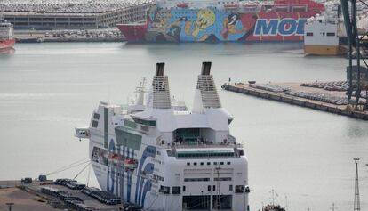 El 'Rapsody' i el 'Moby Dada' (amb dibuixos de la Warner) al port de Barcelona.