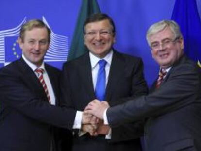 El primer ministro irlandés Enda Kenny (izda) y su viceprimer ministro Eamon Gilmore (dcha) son recibidos por el presidente de la Comisión Europea, Jose Manuel Durao Barroso, en Bruselas (Bélgica). EFE/Archivo