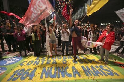 Grupo pró-Dilma comemora decisão do presidente interino da Câmara em um ato na avenida Paulista, em frente ao MASP. 