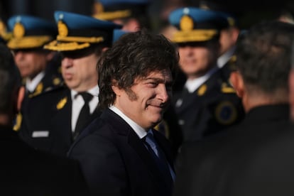 El presidente argentino Javier Milei asiste a una ceremonia en la sede de la Policía Federal en Buenos Aires, 17 de junio de 2025.
