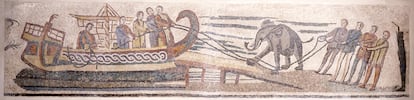 Un elefante es introducido en un barco, en un mosaico perteneciente a la colección del Badisches Landesmuseum Karlsruhe.