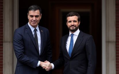 El presidente del Gobierno, Pedro Sánchez y el presidente del PP, Pablo Casado, se dan la mano a las puertas de La Moncloa, antes de su reunión en Madrid el 17 de febrero de 2020.