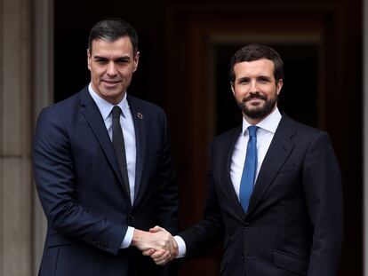 El presidente del Gobierno, Pedro Sánchez, y el líder del PP, Pablo Casado, en una reunión en el Palacio de la Moncloa el pasado mes de febrero.