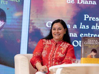 La escritora Diana Gabaldon durante una rueda de prensa sobre su libro 'Dile a las abejas que me fui' en el Espacio Bertelsmann, en Madrid.