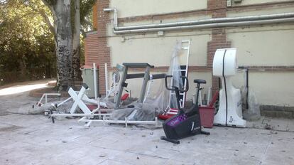 En el polideportivo de Casa de Campo los materiales en desuso se amontonan en el exterior del centro en lugar de ser retirados.