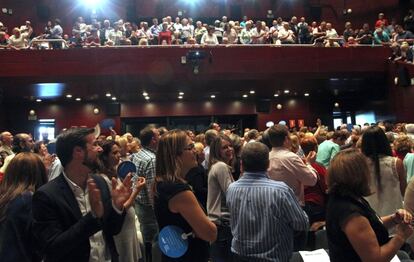 Aplausos para Cristina Cifuentes, candidata a la Comunidad de Madrid por el PP, a su llegada a un mitin en Móstoles.