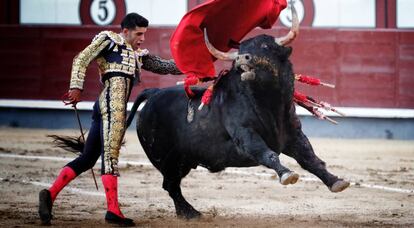 El diestro extreme&ntilde;o Alejandro Talavante con su segundo durante la corrida de la feria de San Isidro.