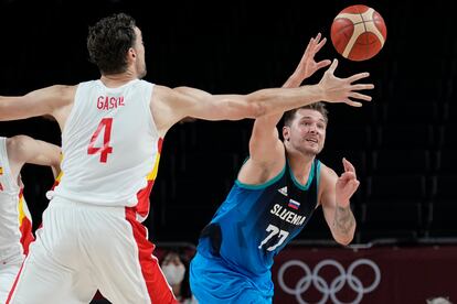Luka Doncic pugna por un balón con Pau Gasol