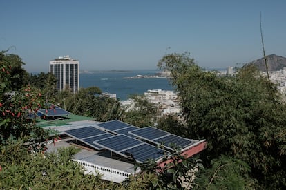 Varios paneles de energía solar fotovoltaica, sobre un tejado de Babilonia (Río de Janeiro, Brasil).