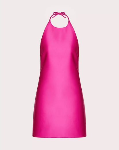 El color más ‘fashion’ del Pantone o, lo que es lo mismo, el famoso ‘Pink PP’, creado por el mismísimo Pierpaolo Piccioli, tiñe este minivestido que firma el ‘couturier’ para Valentino. 2.900 €
