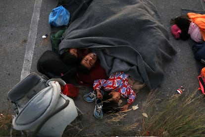 Una familia duerme en las proximidades del campamento. 