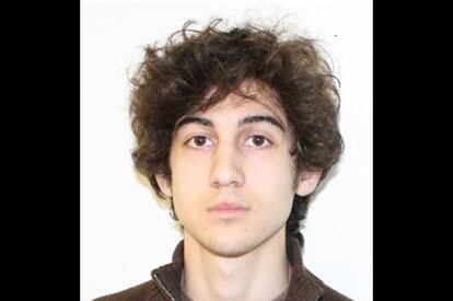 Fotografía de Dzhokar Tsarnaev, de 19 años, el sospechoso de la gorra blanca que permanece huido.