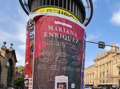 Una imagen de uno de los carteles promocionales de la gira de Mariana Enriquez, que se asemeja al cartel de un tour musical.
