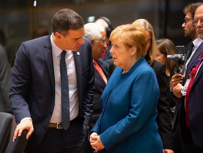 El presidente del Gobierno español, Pedro Sánchez, habla con la canciller alemana, Angela Merkel, en la cumbre de líderes de la UE del pasado octubre.