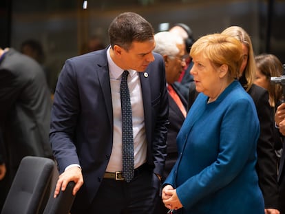 El presidente del Gobierno español, Pedro Sánchez, habla con la canciller alemana Angela Merkel en la cumbre de líderes de la UE el pasado octubre.