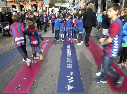 Pequeños aficionados del Eibar pisan un paso de cebra