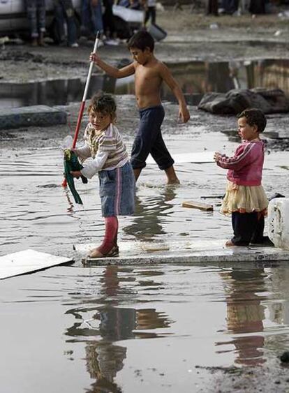 Unos niños juegan en el fango, en la Cañada Real.