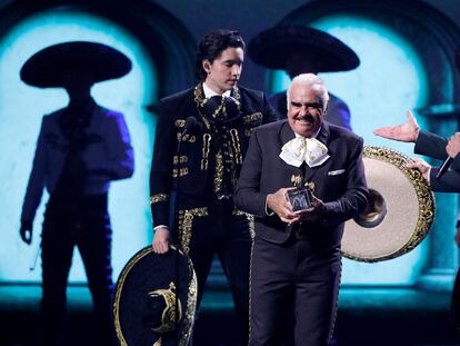 El cantante Ricky Martin entrega un premio a Vicente Fernández en la gala anual de los premios Grammy Latinos de 2019 en Las Vegas, Nevada.