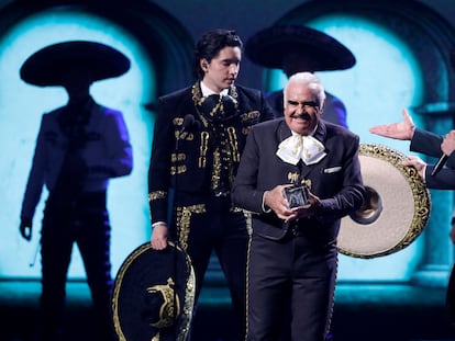 El cantante Ricky Martin entrega un premio a Vicente Fernández en la gala anual de los premios Grammy Latinos de 2019 en Las Vegas, Nevada.