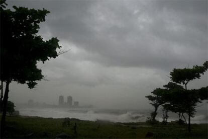 El malecón de Santo Domingo se ha visto afectado por los fuertes vientos y lluvias que trae 'Ernesto'.