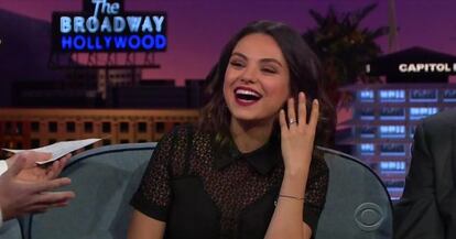 Mila Kunis muestra su anillo de casada.