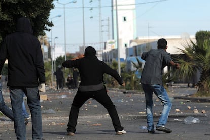 Manifestantes tunecinos se enfrentan ayer a la policía en la ciudad de Regueb.