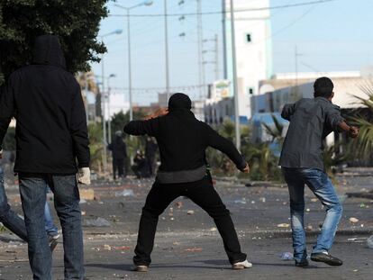 Manifestantes tunecinos se enfrentan ayer a la policía en la ciudad de Regueb.