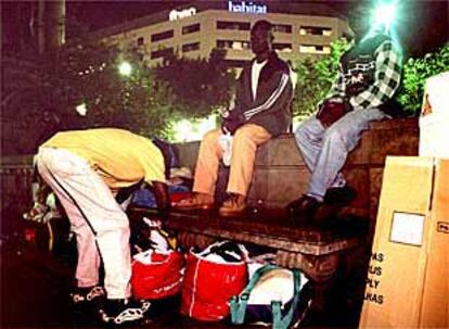 Varios inmigrantes se preparaban ayer para pasar la noche en la plaza de Catalunya.