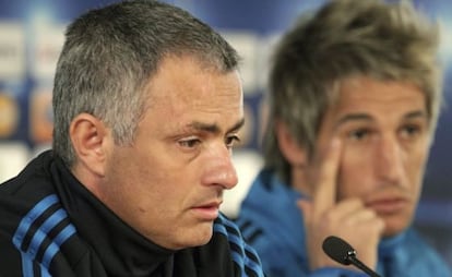 Jose Mourinho (i) y Fábio Coentrao (d) comparecen en rueda de prensa en el estadio en el estadio olímpico Luzhnikí de Moscú